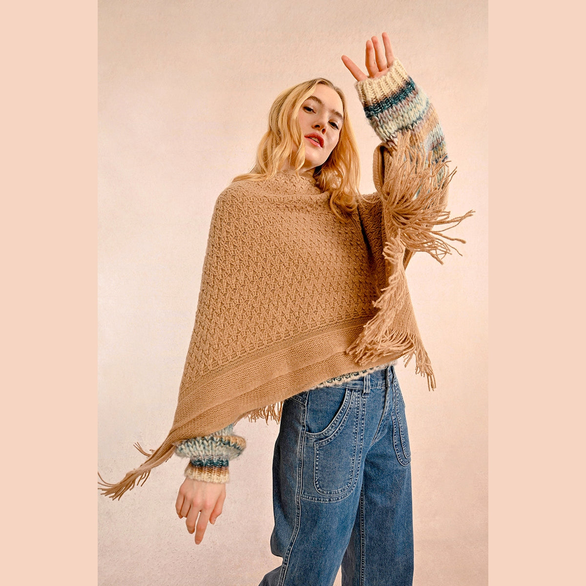 Poncho de punto con flecos triangulares de Molly Bracken en color beige