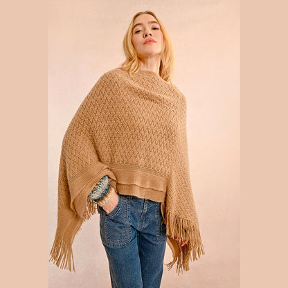 Poncho de punto con flecos triangulares de Molly Bracken en color beige