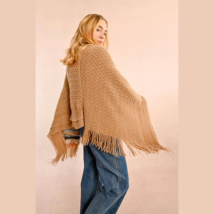 Poncho de punto con flecos triangulares de Molly Bracken en color beige