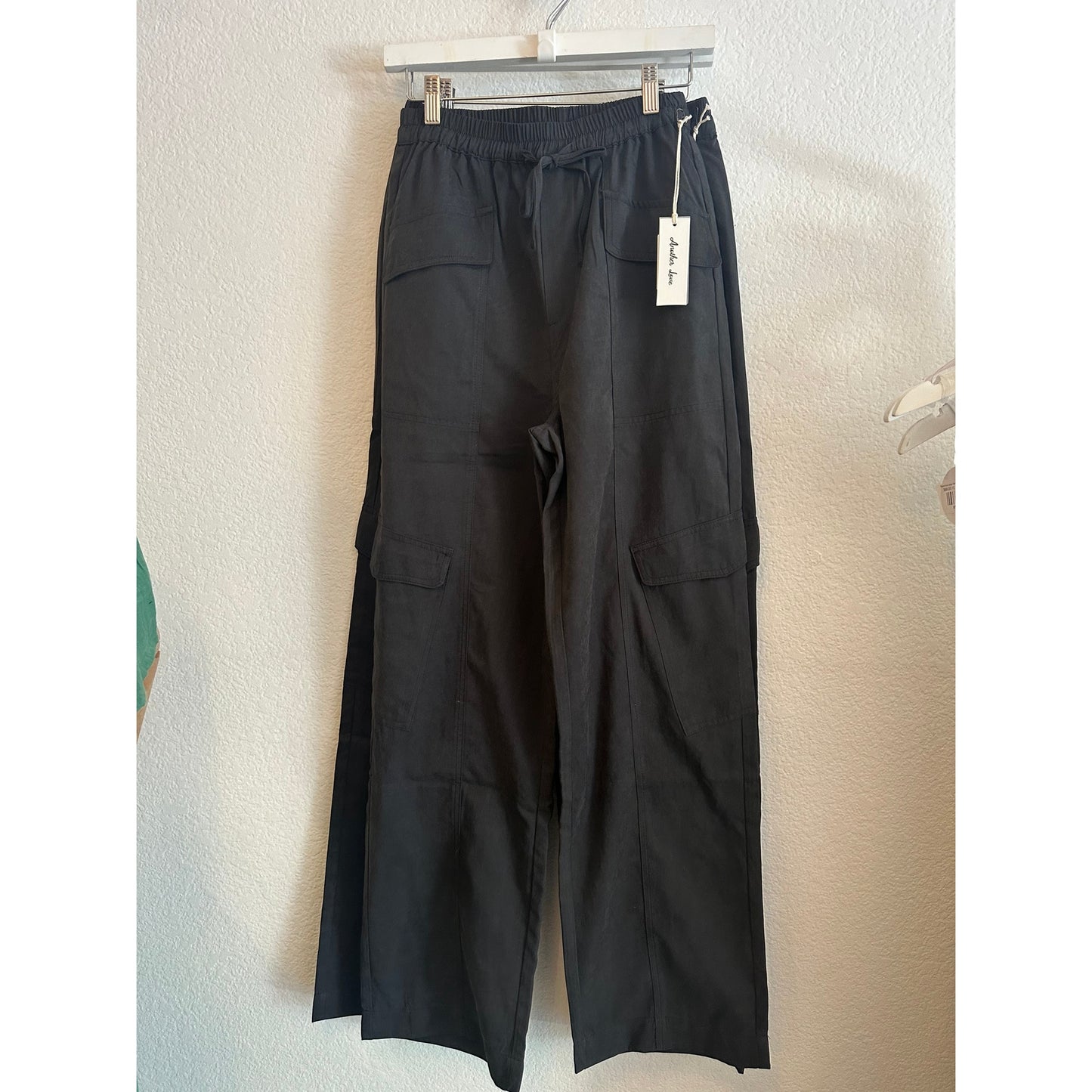 Pantalones cargo de Another Love Rhodes en color negro