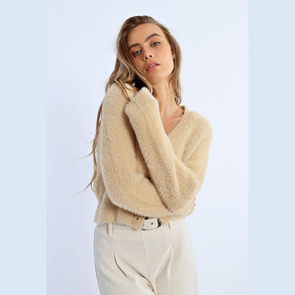 Gilet court en tricot duveteux Molly Bracken en beige