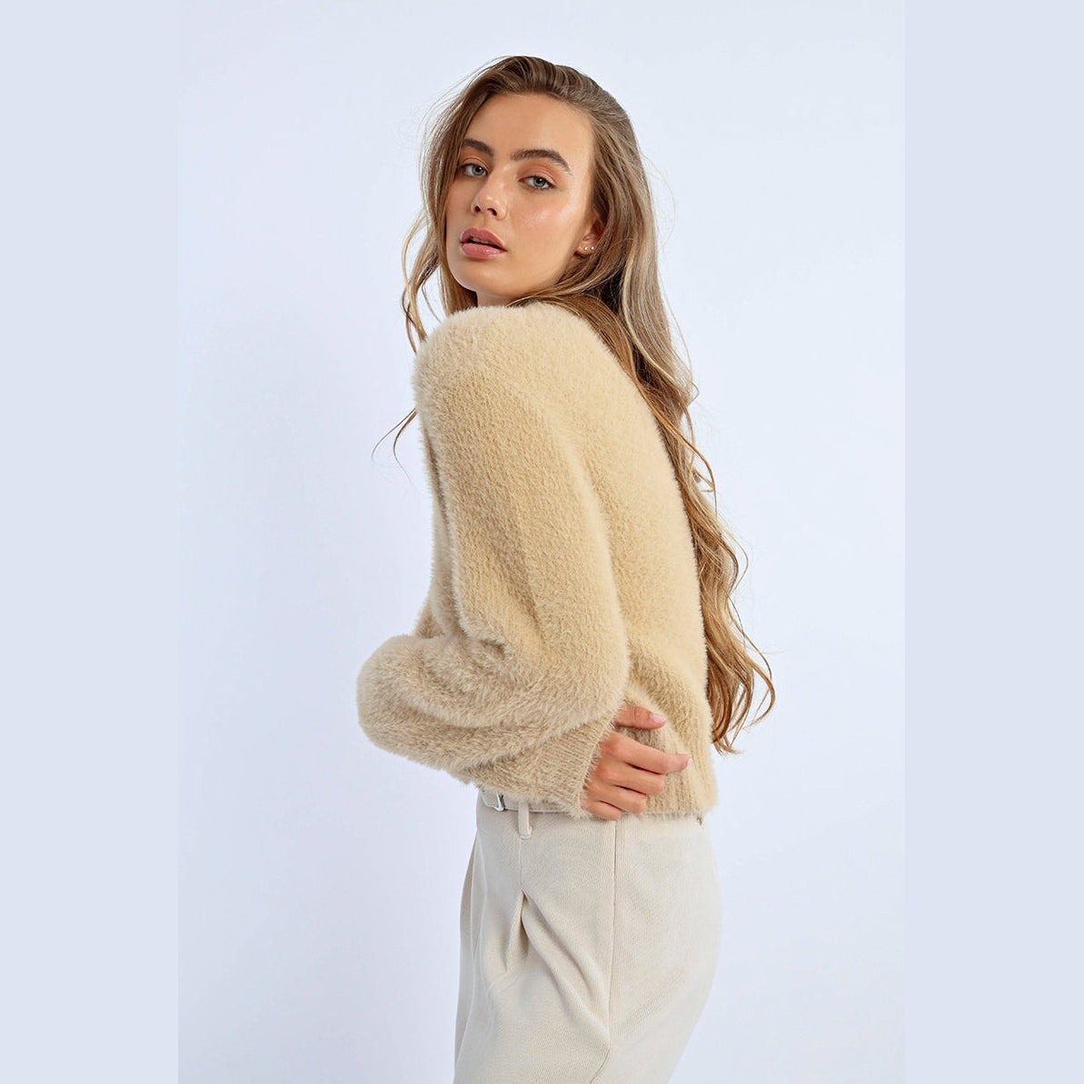 Gilet court en tricot duveteux Molly Bracken en beige