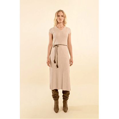 Vestido midi de punto de viscosa con mangas cortas y cinturón en color beige de Molly Bracken