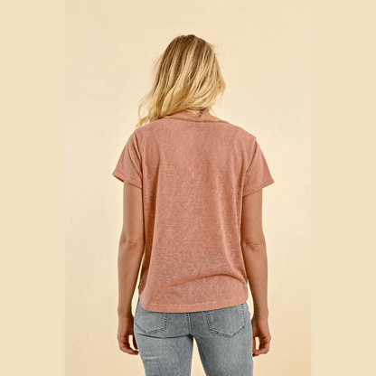 Molly Bracken T-shirt à manches courtes et col en V irisé en rose - gris