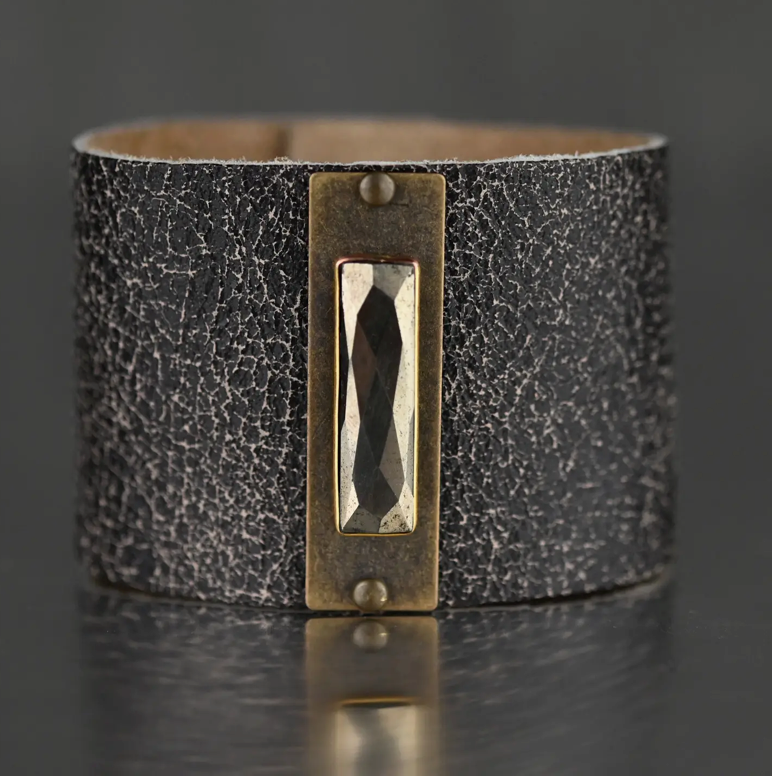 Brazalete de cuero suave negro desgastado de 2" con labradorita de KBD Studio