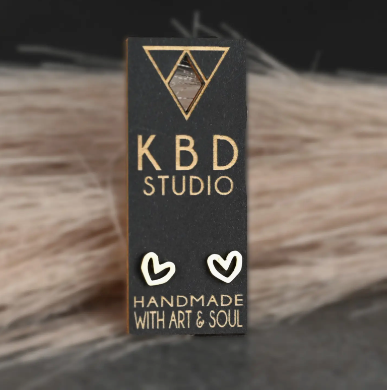 Pendientes pequeños con forma de corazón dibujado a mano de KBD Studio chapados en oro de 18 quilates