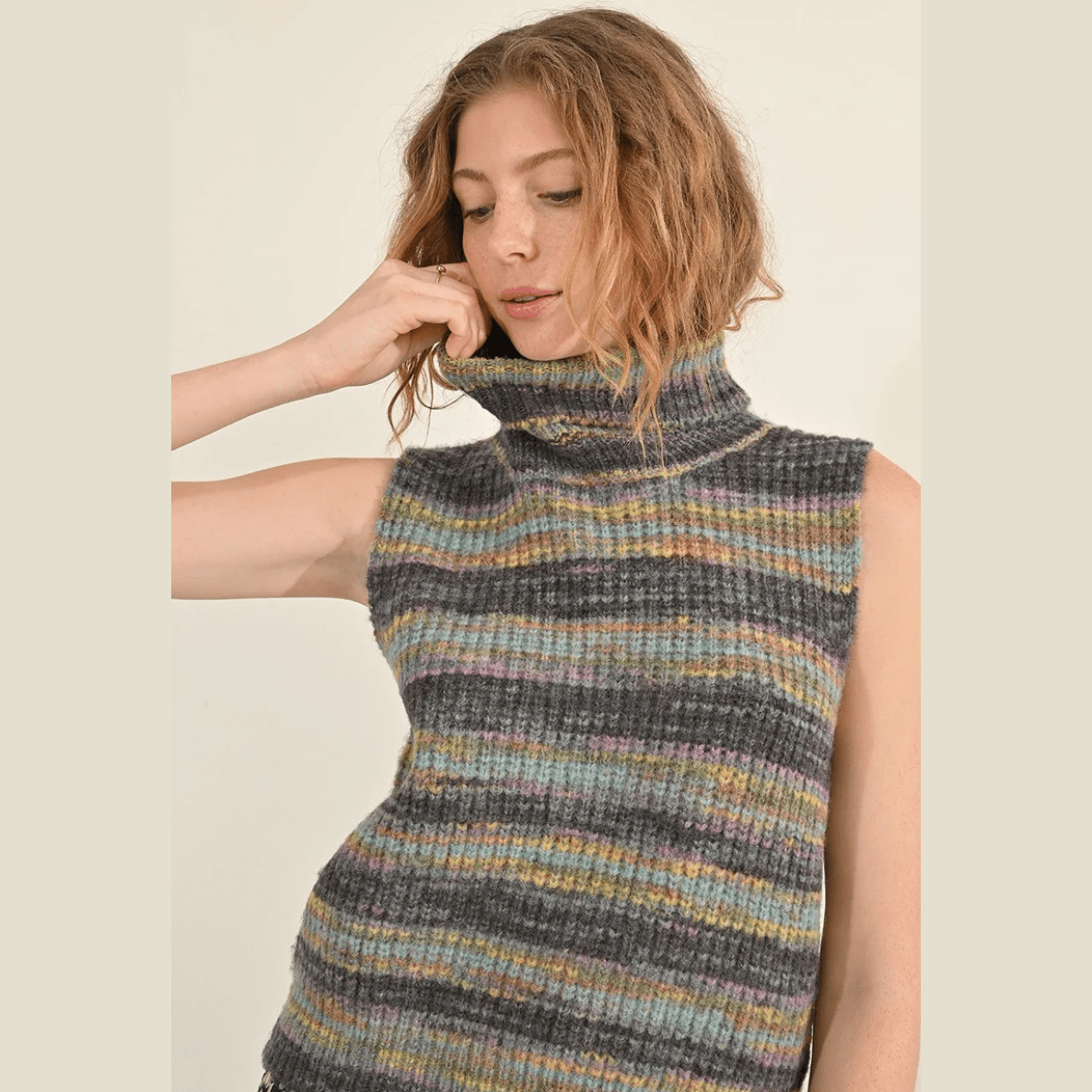 Suéter de cuello alto sin mangas multicolor de Molly Bracken en gris