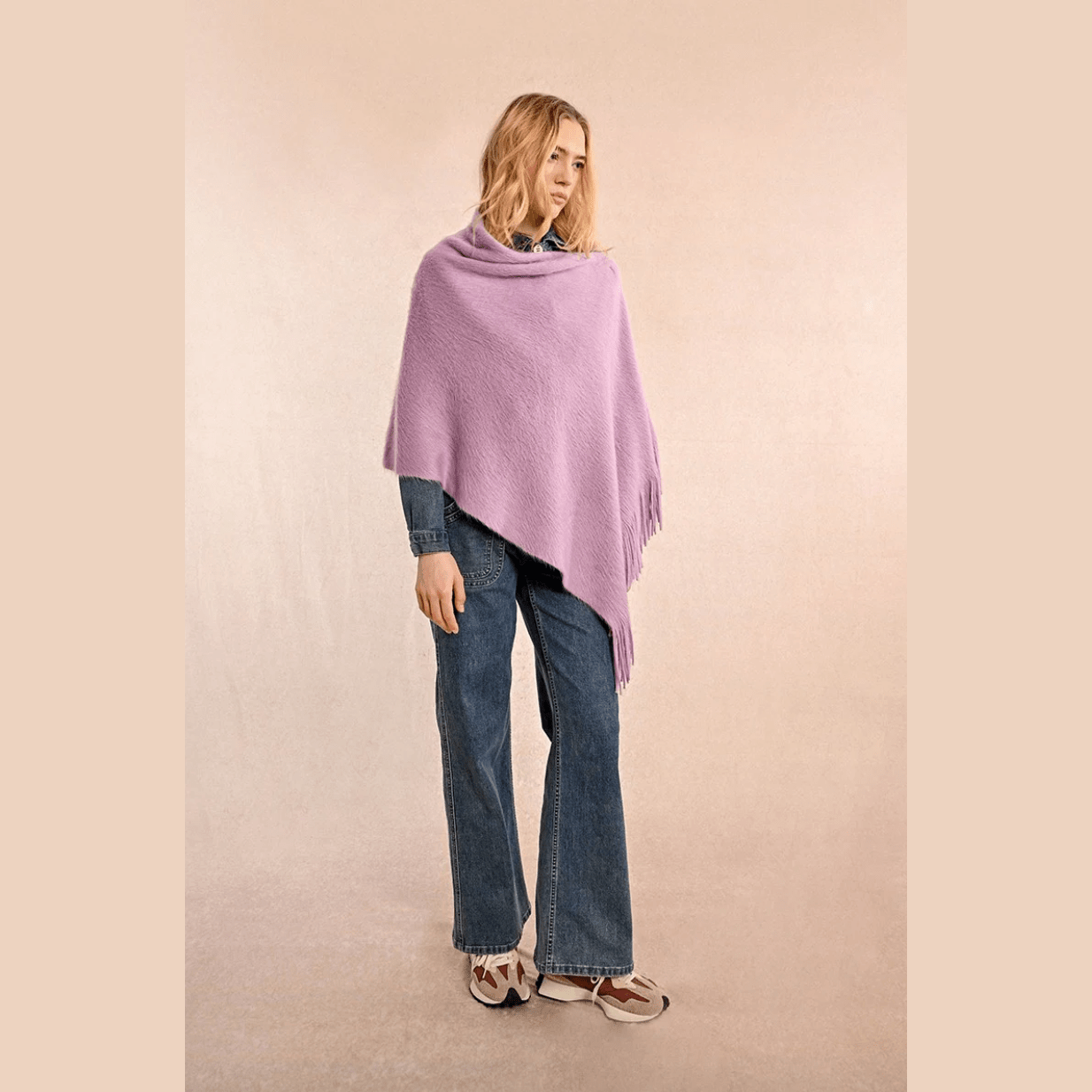 Poncho corto con flecos suaves de Molly Bracken en malva y negro