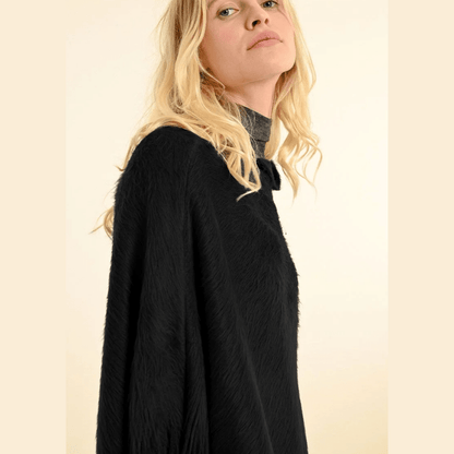 Poncho corto con flecos suaves de Molly Bracken en malva y negro