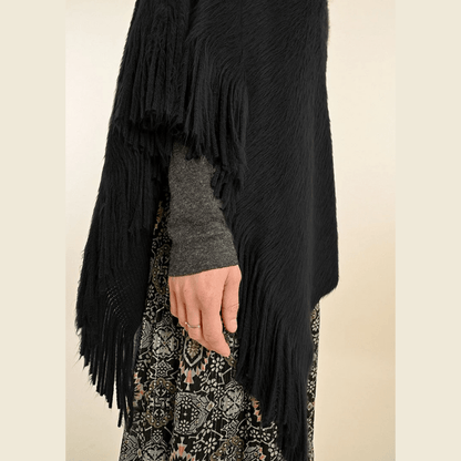 Poncho corto con flecos suaves de Molly Bracken en malva y negro