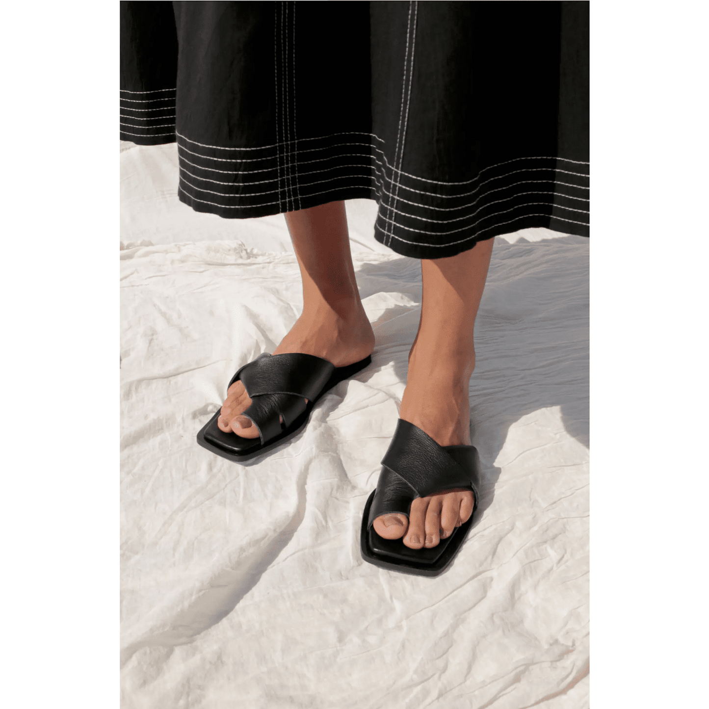 Maneo The Label Black Leather Strap Toe Hold Slip on Sandals